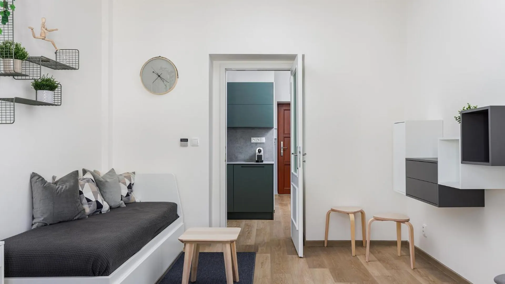 Stay2Gether - Green Oasis - Main Train Station Prague Apartment